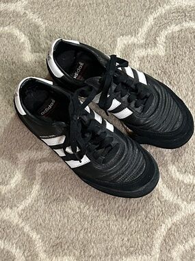 adidas Black & White Men’s Mundial Goal Soccer Shoes, size 4 Men’s/ 5 Women’s